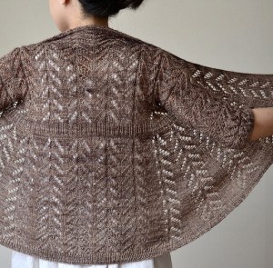 Knitted cardigan with all-over lace design. Knitting pattern: Hitofude by Hiroko Fukatsu